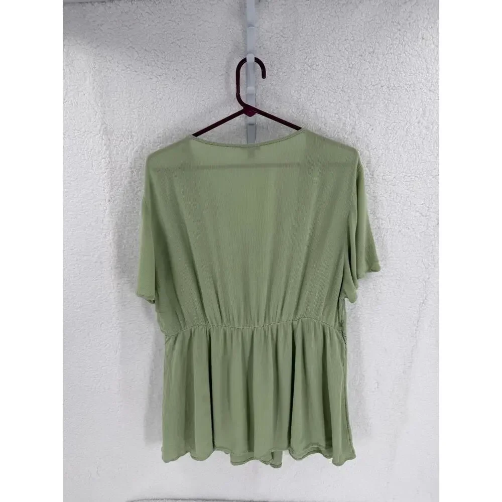 TORRID Green Short Sleeves VNeck Crochet‎ Detailing Tie Closure Blouse Size 2